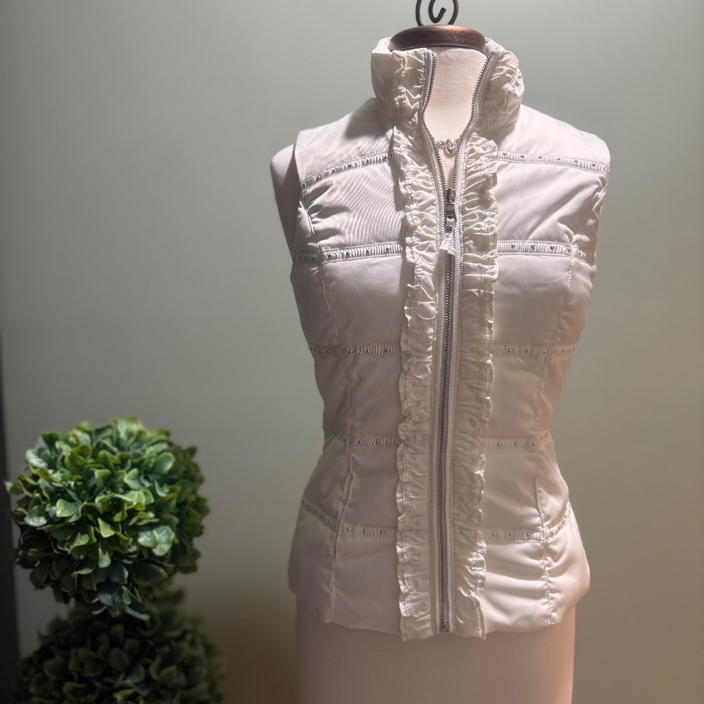 Puffy Off-White Vest XS – Silver Accents & Ruffle Front, Lightweight, Stylish